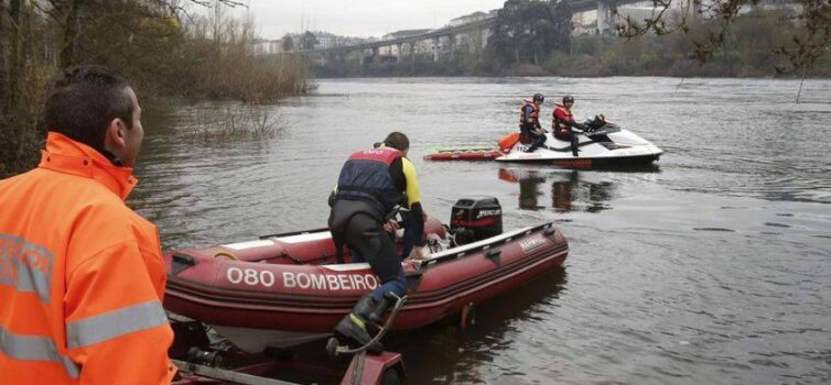 O jornal La Voz de Galicia - esta manhã* (em espanhol)