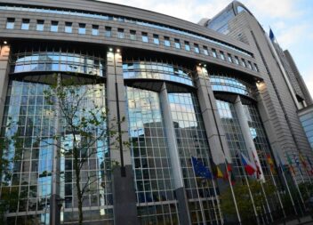 As sessões plenárias, que reúnem todos os deputados do Parlamento, realizam-se e