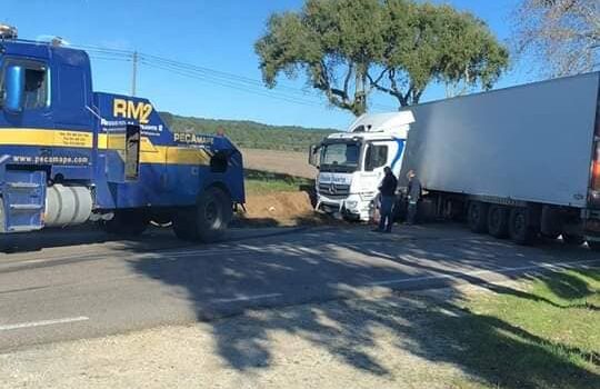 Camião bloqueia trânsito na Estrada Nacional 2