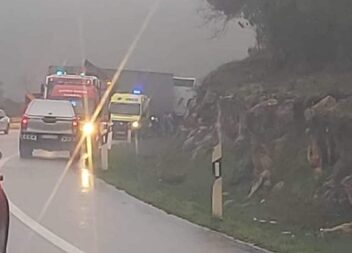 Camião tombado na saída do IC8 para a A23, na curva de acesso à autoestrada