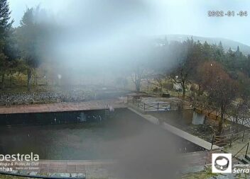 Dia de muita neve na Serra da Estrela, nas Penhas da Saúde, em direto