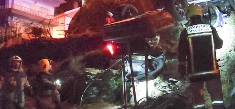 Automóvel em queda de 5 metros, condutor desencarcerado em operação complexa e m