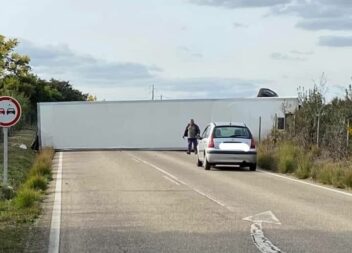 Camião tombado na estrada corta trânsito