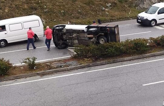 Carrinha capota e obriga a desencarceramentos