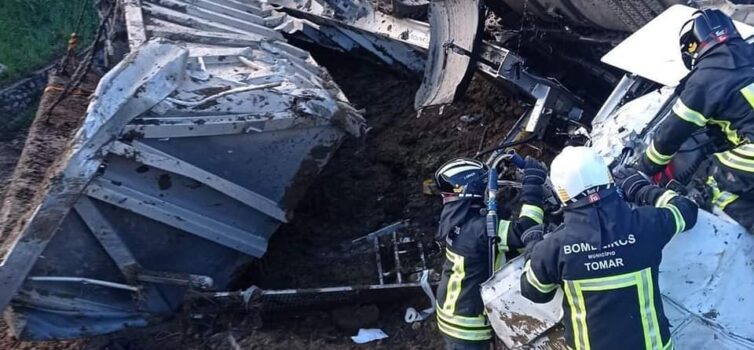 GNR investiga despiste de camião do lixo em que condutor teve que ser desencarce