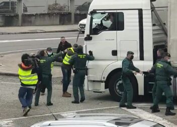 Manifestação em Espanha, junto ao posto de combustíveis