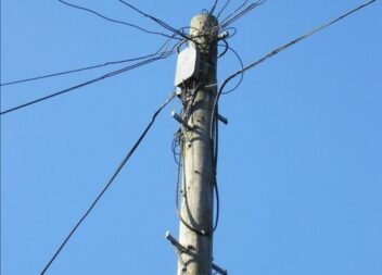 Queda de poste telefónico devido à meteorologia adversa na estrada entre Castelo