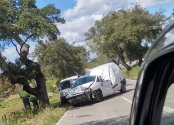 Acidente na Nacional 18 deixa carrinha "partida ao meio"