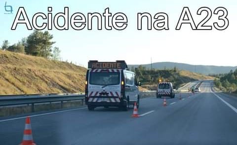 Colisão rodoviária entre um pesado e dois ligeiros