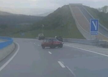 Despiste no IP2 deixa viatura no meio da estrada