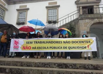 Manifestação de funcionários escolares nas escadarias da Câmara Municipal de Cas