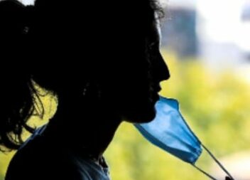 Máscaras deixam de ser obrigatórias nas escolas: agora só nas unidades de saúde,