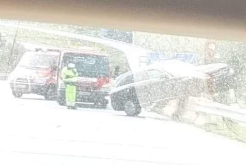 Viatura galgou separador da A25